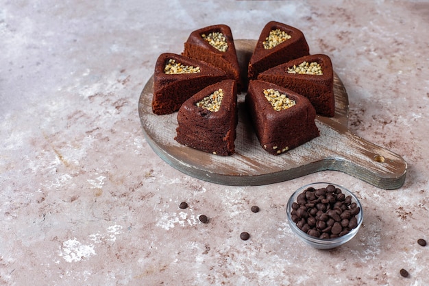 Tarta de brownie en rodajas con avellanas.