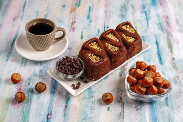 Tarta de brownie en rodajas con avellanas.