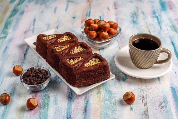 Tarta de brownie en rodajas con avellanas.