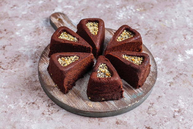 Tarta de brownie en rodajas con avellanas.