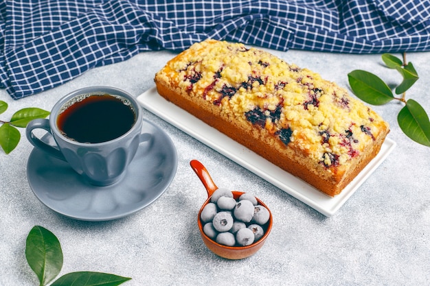 Tarta casera de crumble de arándanos con arándanos congelados, vista superior