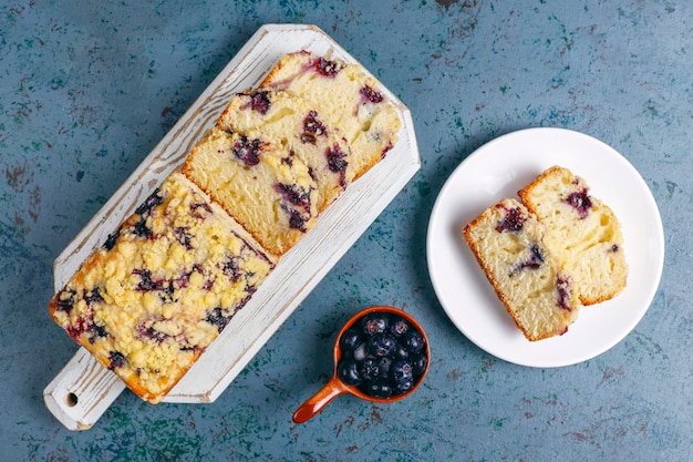 Tarta casera de crumble de arándanos con arándanos congelados, vista superior