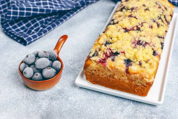 Tarta casera de crumble de arándanos con arándanos congelados, vista superior