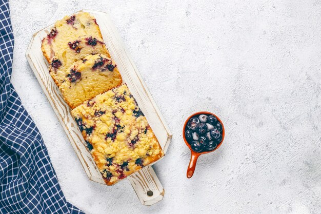 Tarta casera de crumble de arándanos con arándanos congelados, vista superior