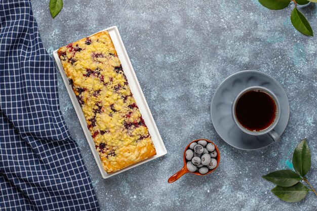 Tarta casera de crumble de arándanos con arándanos congelados, vista superior