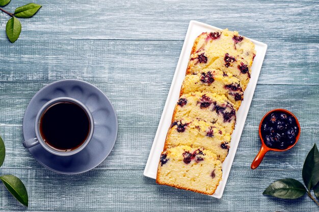 Tarta casera de crumble de arándanos con arándanos congelados