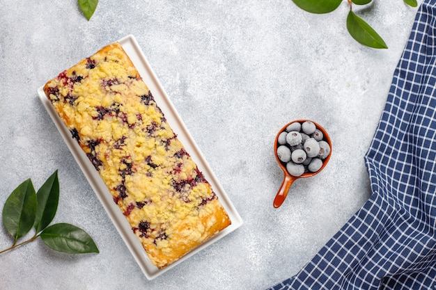 Tarta casera de crumble de arándanos con arándanos congelados