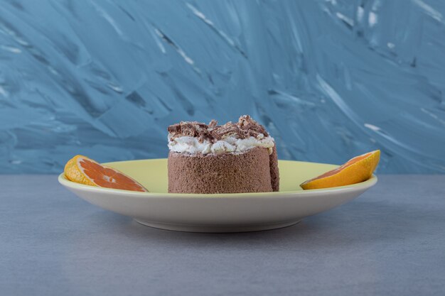 Tarta casera dulce con rodajas de naranja