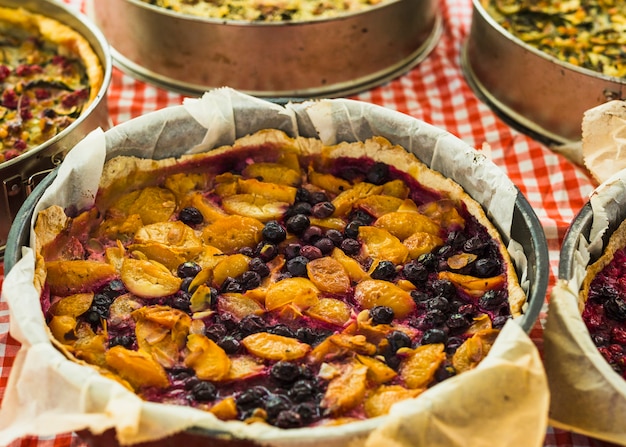 Tarta casera de melocotón y arándanos