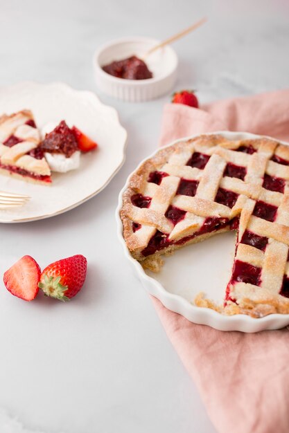 Tarta casera con mermelada de fresa alta vista