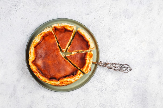 Foto gratuita tarta casera de tarta de queso san sebastián con fresa.