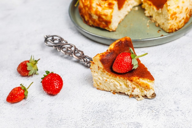 Tarta casera de tarta de queso san sebastián con fresa.