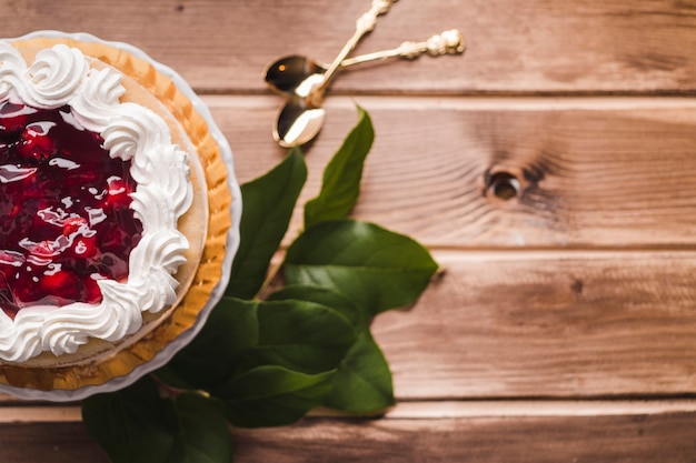 Tarta de cereza de cultivo y hojas verdes