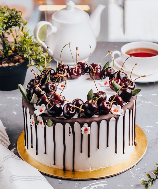 Tarta de cerezas sobre la mesa