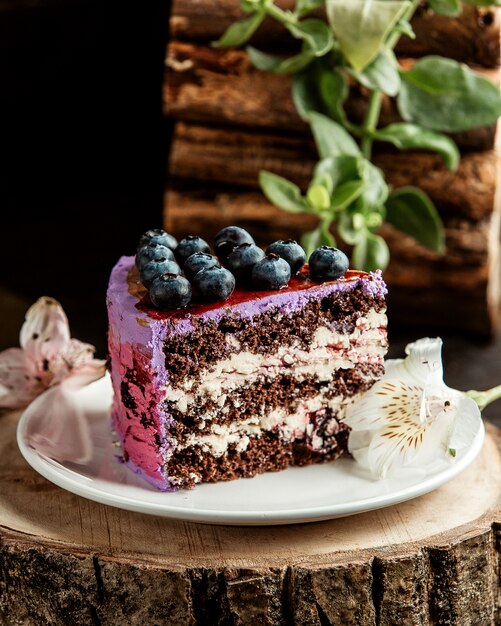 tarta de chocolate con arándanos y crema