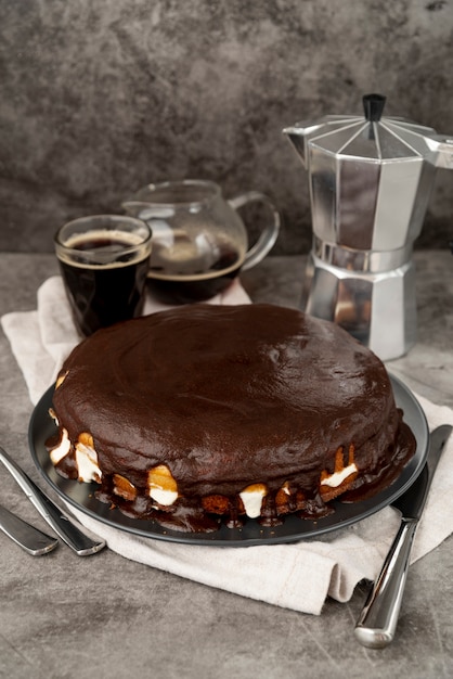 Tarta de chocolate con café recién hecho