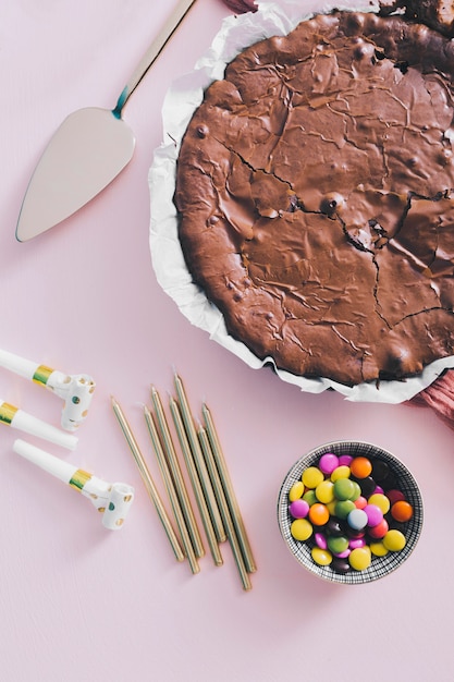 Tarta de chocolate casera de cumpleaños.