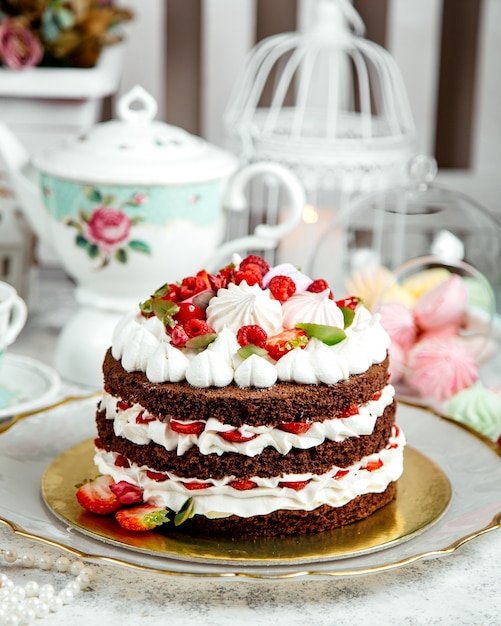 Tarta de chocolate con crema batida y frutas