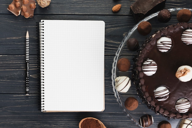 Foto gratuita tarta de chocolate con cuaderno