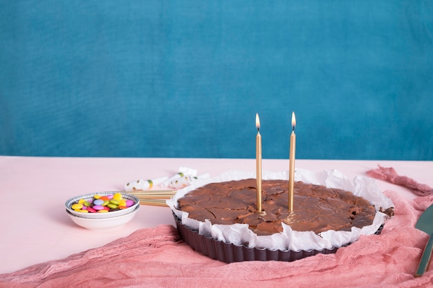 Tarta de chocolate de cumpleaños sobre la mesa.