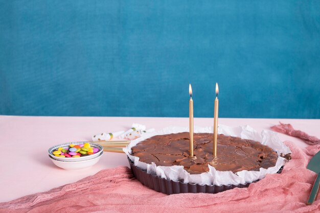 Tarta de chocolate de cumpleaños sobre la mesa.