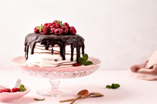 Foto gratuita tarta de chocolate con frambuesas frescas sobre un fondo rosado