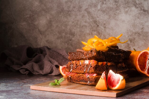 Tarta de chocolate con frutas y menta