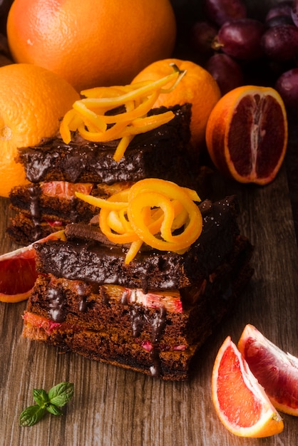 Tarta de chocolate con menta y fruta