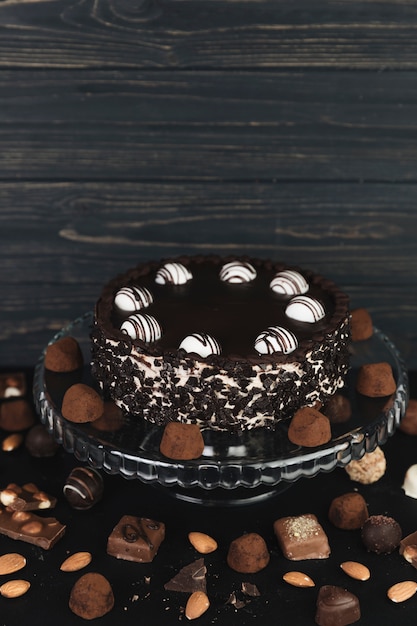 Tarta de chocolate rodeada de trufas y bombones