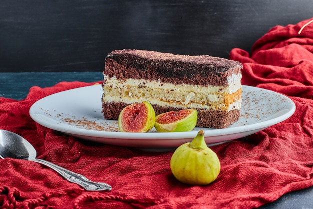 Tarta de chocolate servida con higos en un plato blanco.