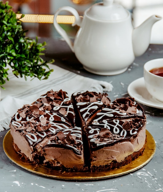 Tarta de chocolate sobre la mesa