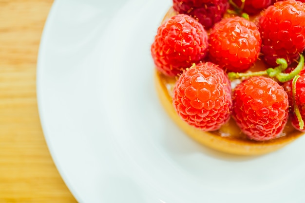 Tarta de crema dulce de postre con frambuesa en la parte superior