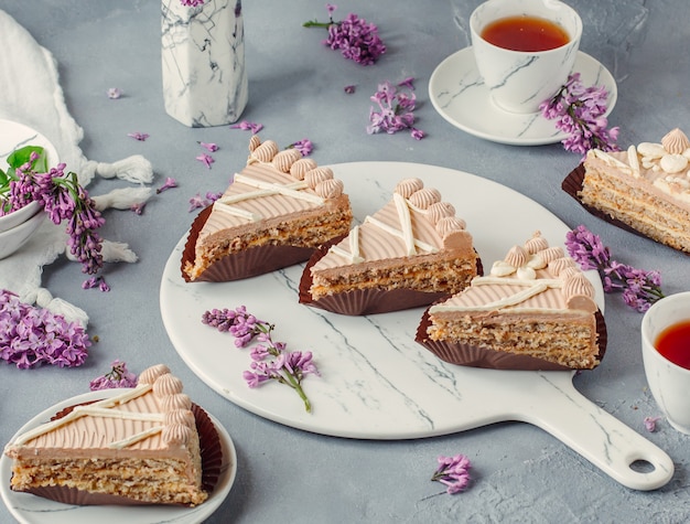 Tarta de crema dulce con té negro sobre la mesa