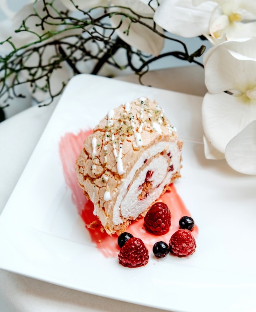 Tarta cremosa con frutos rojos sobre la mesa