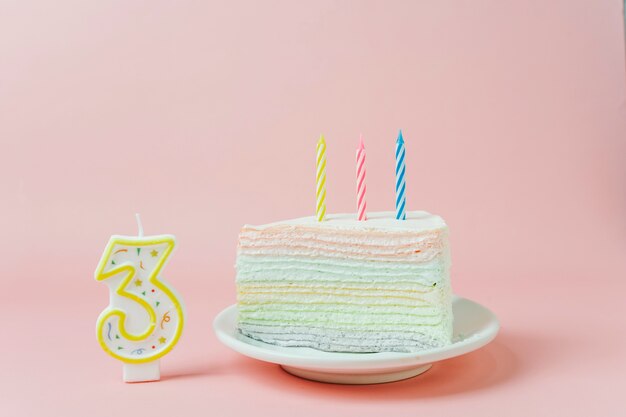 Tarta cumpleaños al lado de vela