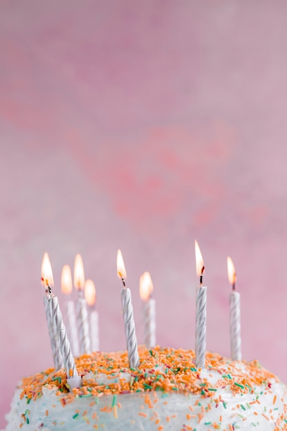 Foto gratuita tarta de cumpleaños colores pastel