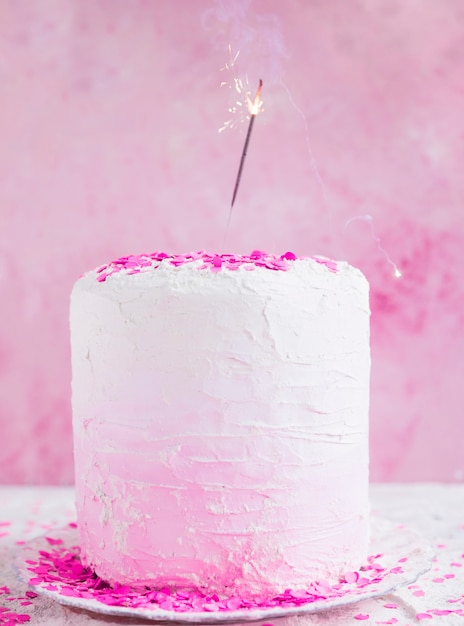 Foto gratuita tarta de cumpleaños colores pastel