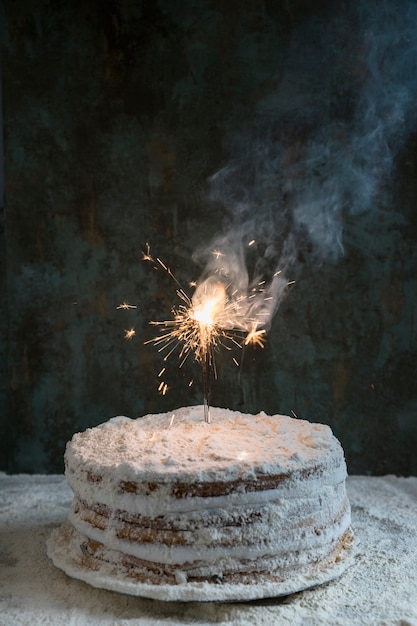 Tarta de cumpleaños decorada con bengala