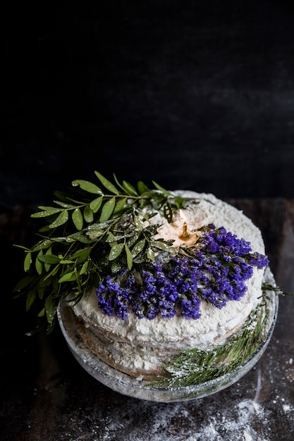 Foto gratuita tarta de cumpleaños decorada con flores