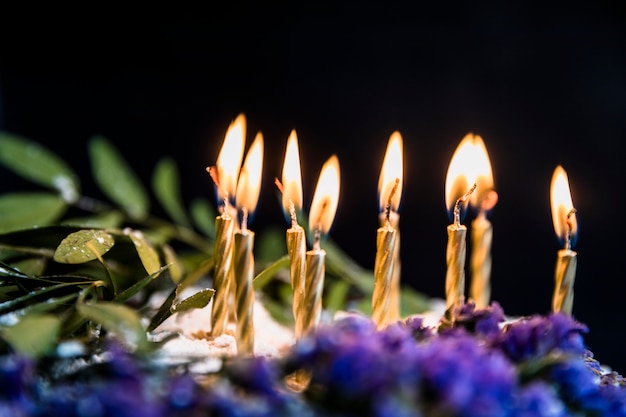 Foto gratuita tarta de cumpleaños decorada con flores