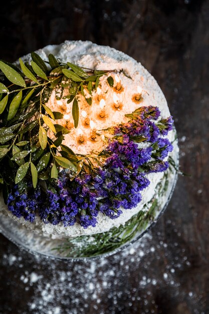 Tarta de cumpleaños decorada con flores