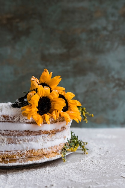 Foto gratuita tarta de cumpleaños decorada con flores