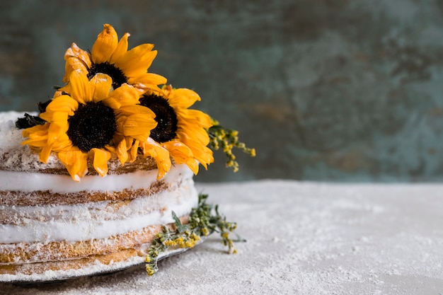 Foto gratuita tarta de cumpleaños decorada con flores