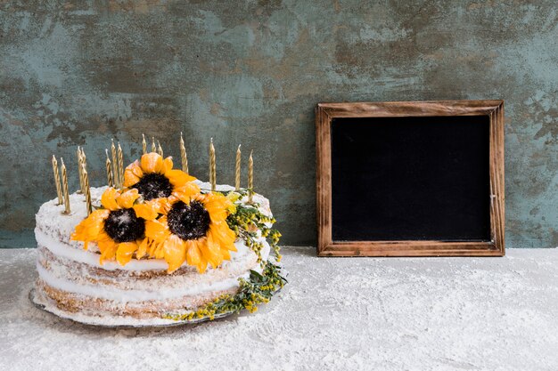 Tarta de cumpleaños decorada con flores