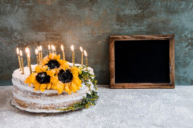 Tarta de cumpleaños decorada con flores