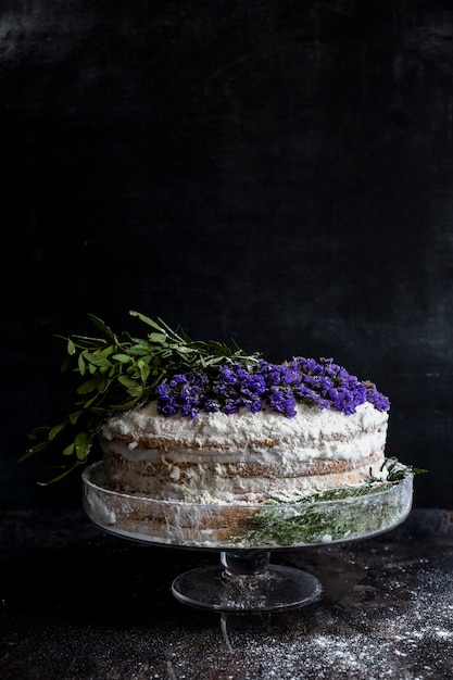 Tarta de cumpleaños decorada con flores