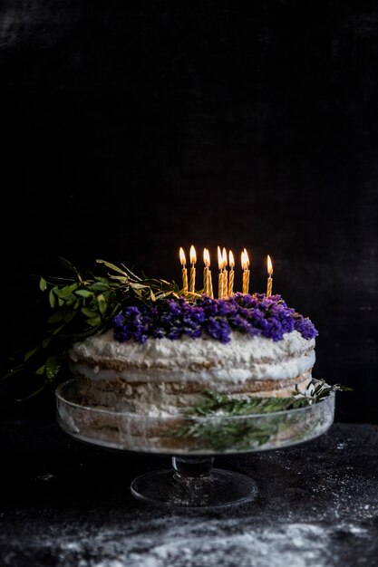 Tarta de cumpleaños decorada con flores