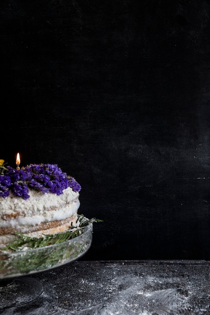 Foto gratuita tarta de cumpleaños decorada con flores