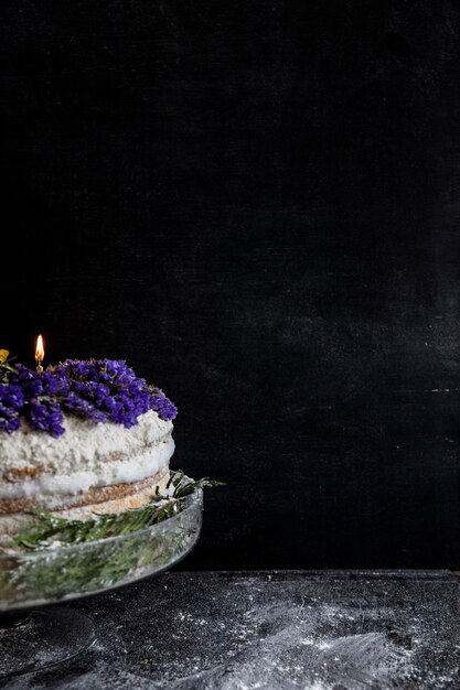 Tarta de cumpleaños decorada con flores