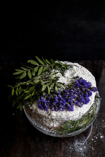 Foto gratuita tarta de cumpleaños decorada con flores